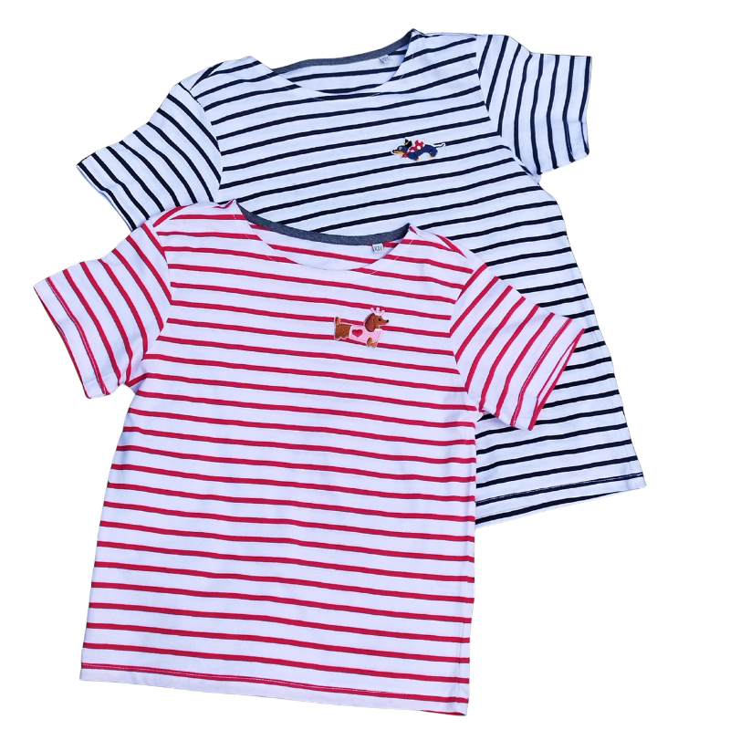 Zwei gestreifte Kinder-T-Shirts in Weiß mit roten und blauen Streifen, jeweils mit süßer Dackel-Stickerei auf der Brust.