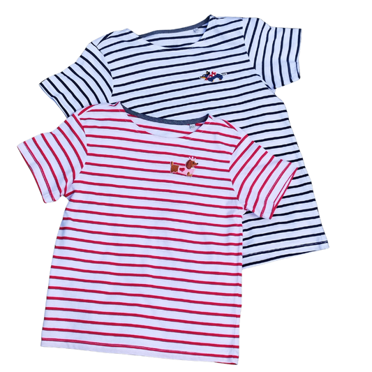 Zwei gestreifte Kinder-T-Shirts in Weiß mit roten und blauen Streifen, jeweils mit süßer Dackel-Stickerei auf der Brust.
