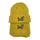 Gelbes Strick-Set bestehend aus Mütze und Schal, beide mit aufgesticktem Dackel-Motiv.