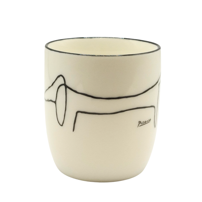 Keramiktasse mit schwarzem Ein-Linien-Dackelmotiv im Stil von Picasso und schmalem schwarzem Rand.