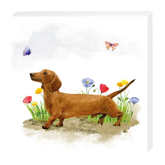 Illustration einer Cocktailserviette mit einem braunen Dackel, der durch ein Blumenbeet spaziert, umgeben von bunten Blüten und flatternden Schmetterlingen auf weißem Hintergrund.