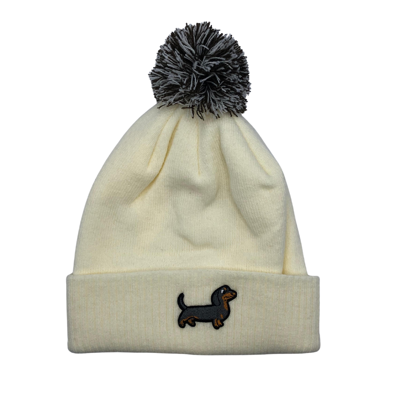 Strickmütze mit Bommel und gesticktem Dackelmotiv auf dem Umschlag, erhältlich in neun verschiedenen Farben.