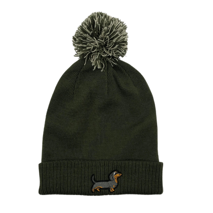 Strickmütze mit Bommel und gesticktem Dackelmotiv auf dem Umschlag, erhältlich in neun verschiedenen Farben.