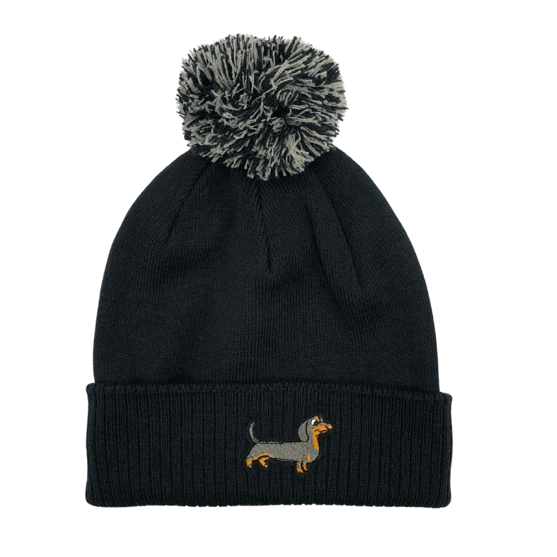 Strickmütze mit Bommel und gesticktem Dackelmotiv auf dem Umschlag, erhältlich in neun verschiedenen Farben.