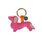 Schlüsselanhänger in Dackelform aus pinkfarbenem Leder mit goldenen Details an Ohr und Rute, befestigt an einem goldenen Schlüsselring mit orangener Schlaufe und rundem Anhänger.