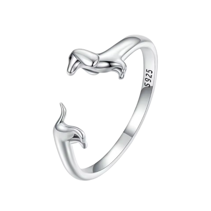 Verstellbarer Ring aus 925er Silber mit Dackel-Motiv, erhältlich in Silber, Schwarz und Roségold – zwei stilisierte Dackel schmiegen sich um den Finger und bilden die offene Ringspitze.