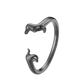 Verstellbarer Ring aus 925er Silber mit Dackel-Motiv, erhältlich in Silber, Schwarz und Roségold – zwei stilisierte Dackel schmiegen sich um den Finger und bilden die offene Ringspitze.