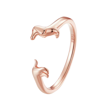 Verstellbarer Ring aus 925er Silber mit Dackel-Motiv, erhältlich in Silber, Schwarz und Roségold – zwei stilisierte Dackel schmiegen sich um den Finger und bilden die offene Ringspitze.