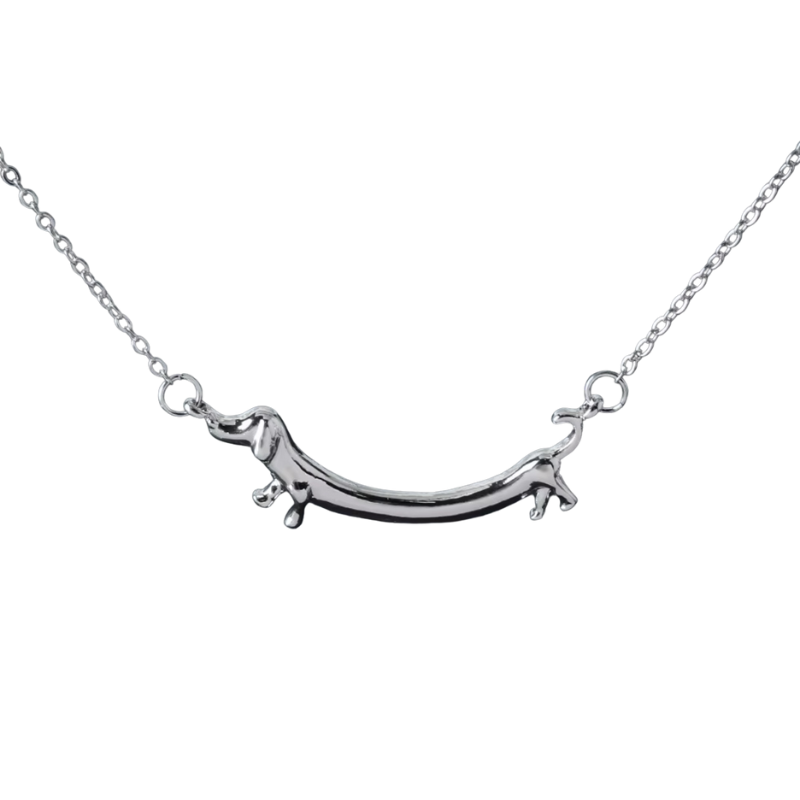 Silberne Halskette mit einem Anhänger in Form eines stilisierten Dackels.
