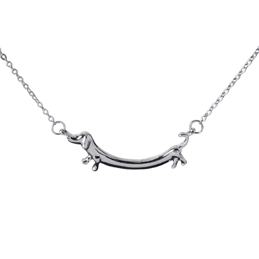 Silberne Halskette mit einem Anhänger in Form eines stilisierten Dackels.
