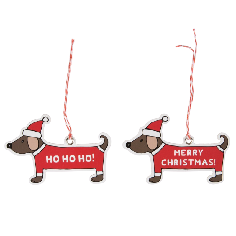 Zwei weihnachtliche Deko-Anhänger aus Holz in Form von Dackeln mit Nikolausmütze; einer trägt den Schriftzug „HO HO HO!“, der andere „MERRY CHRISTMAS!“, beide mit rot-weißem Bändchen zum Aufhängen.