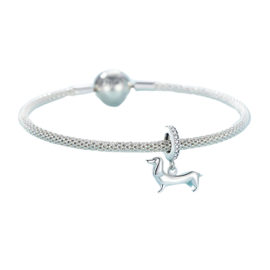 Silbernes Armband mit verstellbarem Verschluss und einem glänzenden Dackelanhänger.