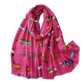 ein modischer Schal in Pink– verziert mit einem Muster aus Dackeln in verschiedenen Outfits. Ideal für Dackelfreunde, die ihre Liebe zur Rasse modisch ausdrücken wollen.