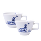 Zwei weiße Espressotassen mit einem blau illustrierten Dackel, der auf einer Wiese sitzt und einen Schmetterling betrachtet, umgeben von einem dekorativen blauen Rand.