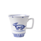 Weiße Kaffeetasse mit blauen Verzierungen und einem Bild eines rennenden Kaninchens am Tassenkörper, komplettiert durch stilisierte blaue Streifen am unteren Rand und feine Ornamente am oberen Rand.