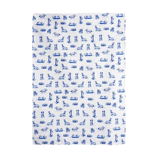 Blaues Geschirrtuch bedruckt mit verschiedenen lustigen Dackel-Posen in Weiß, ideal für Hundefreunde und Humorliebhaber.