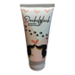 Tube der ‘Dackelglück’ Handcreme in sanften Pastelltönen mit einem romantischen Dackelmotiv, das zwei Dackel zeigt, die sich an einem rosa Herzen schnuppern, umgeben von schwarzen Pfotenabdrücken und Herzen, Text “Handcreme Mandel-Honig” auf der Tube.
